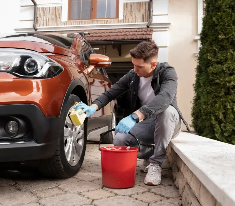 Lavage auto à domicile Saint-Loup-en-Champagne : professionnel intervenant sur un véhicule